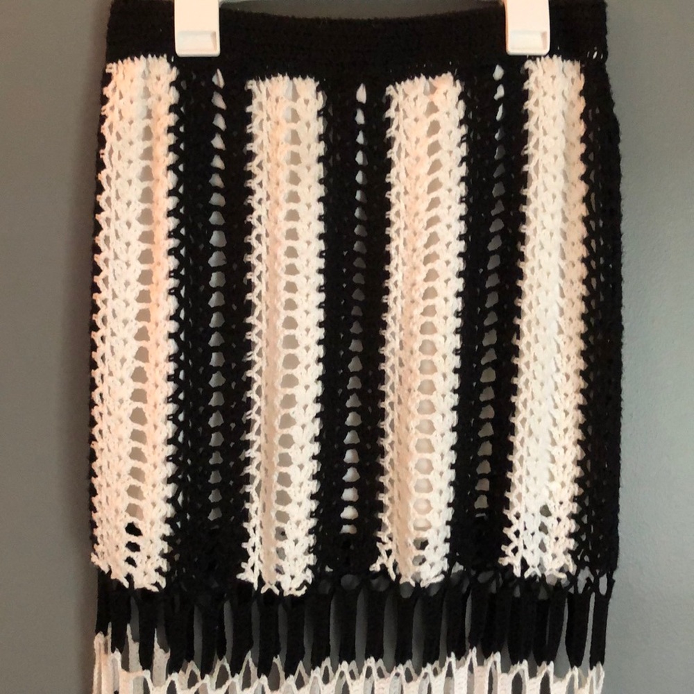 Woven black and white skirt - excellent condition - Picture 6 of 8